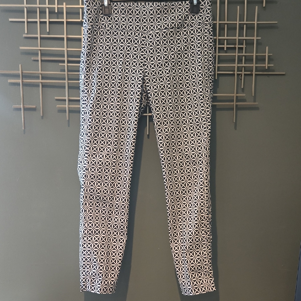 New York & Company Black and White Geometric Chinos/Capri Pants, Size M